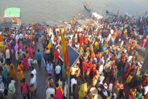 रायबरेली: चैत्र पूर्णिमा पर लाखों श्रद्धालुओं ने गंगा में लगाई डुबकी, पूजा-अर्चना कर मांगी मन्नत