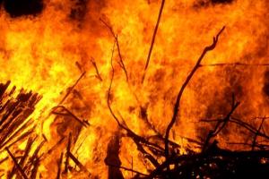 बाजपुर: झोपड़ी में लगी आग, गेहूं व साइकिलें जली 