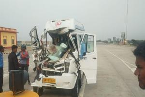 बुंदेलखंड एक्सप्रेसवे पर भीषण सड़क हादसा,खड़े ट्रक से टकराई तीर्थयात्रियों से भरी मिनी बस- चालक की मौत 