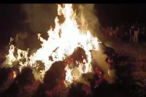 Video: बहराइच में किसान पर आई मुसीबत, कटाई कर रखे गेहूं के ढेर में लगी आग- फसल हुई राख 