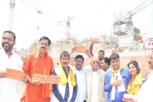 अयोध्या: व्यापारियों ने माथे लगाई रज, देखा राम मंदिर निर्माण 