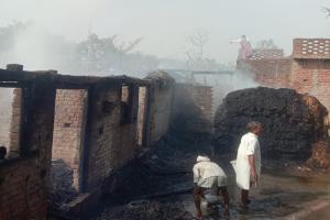 बहराइच: अज्ञात कारणों से लगी आग, छह मकान जलकर राख, मौके पर नहीं पहुंचा दमकल वाहन