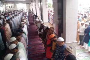 बरेली: शहर में धूमधाम से मनाई जा रही ईद-उल-फितर, नमाज अदाकर मांगी दुआ