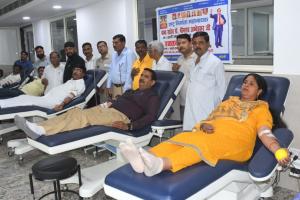 बरेली: बाबा साहब जन्मोत्सव समिति के 64 सदस्यों ने किया रक्तदान