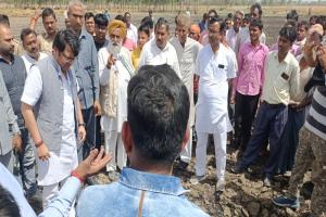 हरदोई: अलग-अलग जगहों पर आग लगने से 100 बीघा फसल जलकर खाक, मंत्री नितिन ने किसानों को दिया मदद  का भरोसा