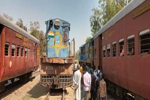 बहराइच में पैसेंजर ट्रेन का इंजन हुआ ब्लॉक, स्टेशन पर रही अफरातफरी