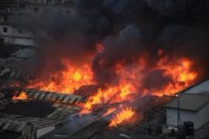 Bangladesh Fire : बांग्लादेश के कपड़ा बाजार में लगी भीषण आग, हताहत होने की सूचना नहीं