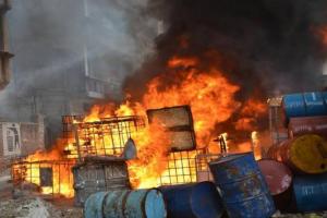 किच्छा: कबाड़ के गोदाम में लगी आग, काबू पाया