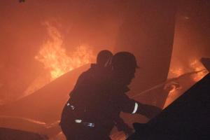 संभल : सीरिंज फैक्ट्री में शार्ट सर्किट से लगी भीषण आग, लाखों का नुकसान