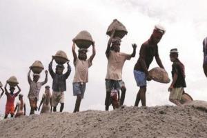 बागेश्वर: खान श्रमिकों का विवरण तलाशने में जुटा प्रशासन, बिना पंजीकरण के काम कर रहे हैं मजदूर