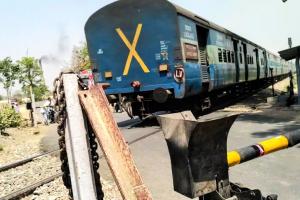 हल्द्वानी: बोलेरो ने रेलवे फाटक को मारी टक्कर, चोरगलिया रोड पर लगा जाम