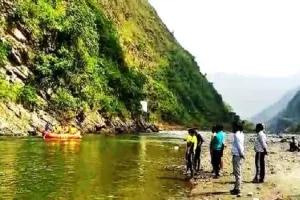 गरमपानी: कोसी नदी में खतरे की डूबकी लगा रहे पर्यटक 