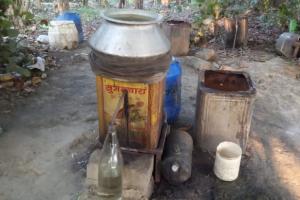  खटीमा में पेड़ों पर बनी मचानों में मिले कच्ची शराब के ड्रम, माफिया फरार