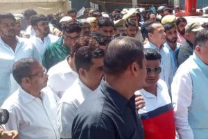 Kanpur Fire: विधानसभा अध्यक्ष Satish Mahana पीड़ित व्यापारियों से मिलने पहुंचे,  दुकानों से उठ रहा धुआं