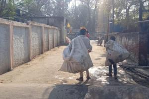 बाजपुरः दो वक्त की रोटी की जुगाड़ के लिए कूड़ा बीन रहे नौनिहाल हो जाते हैं नशे के आदी 