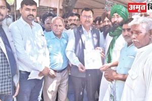 काशीपुरः किसानों ने मुआवजे की मांग को लेकर तहसीलदार का किया घेराव