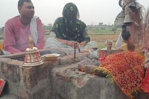 UP : बेटा 17 साल बाद अपहरणकर्ताओं के चंगुल से सही सलामत लौटा तो मुस्लिम परिवार ने देवी मंदिर में चढ़ाया घंटा 