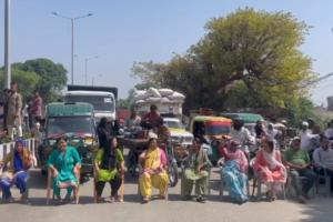 बरेली : नाले व जलभराव की समस्याओं को लेकर कुर्मांचल नगर मुंशी नगर के लोगों ने सड़क जाम कर किया प्रदर्शन