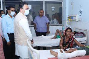 शाहजहांपुर: मेडिकल कालेज में घायलों से मिले जितिन प्रसाद, कहा- दुख की इस घड़ी में सरकार पूरी संवेदना 