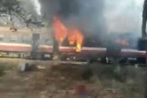 रतलाम-इंदौर डेमू ट्रेन के दो कोच में लगी आग, यात्रियों को सुरक्षित बाहर निकाला 