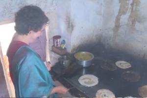Video: किचन में पहुंची प्रियंका गांधी, रेस्टोरेंट में बनाया डोसा, दिखा अनोखा अंदाज