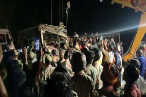 Breaking news : अयोध्‍या में भीषण सड़क हादसा, बस के ऊपर पलटा ट्रक, चार की मौत