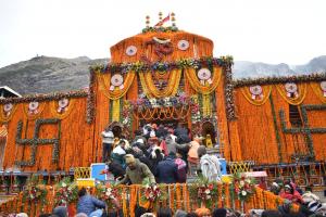 Badrinath Dham: खुल गये बद्रीनाथ धाम के कपाट, साक्षी बने हजारों श्रद्धालु, 15 क्विंटल फूलों से सजा दरबार