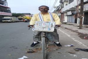 अयोध्या : गर्मी हो या जाड़ा भयंकर, 46 वर्षों से अनवरत अखबार बांट रहे रामशंकर 