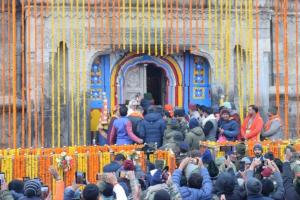 Kedarnath Dham: विधिवत पूजन के बाद खोले गये केदारनाथ धाम के कपाट, 35 क्विंटल फूलों से सजा बाबा का दरबार
