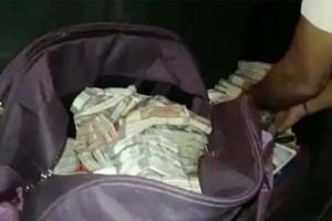 Kichcha News: एक लाख रुपये से भरा बैग पुलिस ने बरामद कर युवक को सौंपा 