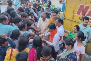  लखनऊ : हनुमान जन्मोत्सव पर आयोजित भण्डारें में उमड़ी भक्तों की भीड़