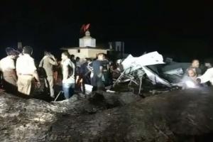 महाराष्ट्र : मंदिर में टीन शेड पर पुराना पेड़ गिरने से 7 लोगों की मौत, कई लोग घायल