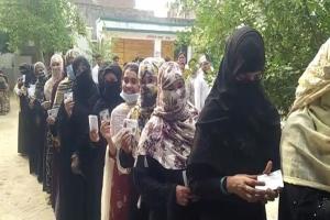 फतेहपुर में सुबह से ही बूथ पर लगी मतदाताओं की लंबी कतार, वोटिंग को लेकर महिलाओं में दिखा उत्साह