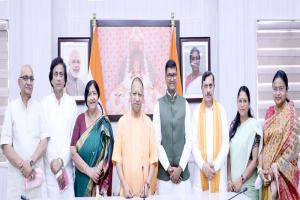 लखनऊ : CM योगी से मिले सात जिलों के मेयर, लिया मार्गदर्शन 