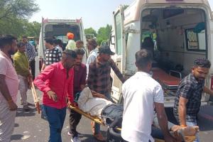 रामपुर : शादी से लौट रहे लोगों का हाइवे पर टेंपो पलटा, 24 घायल