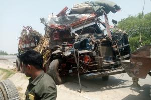 Sultanpur Accident : ट्रक और ट्रेलर की भिड़ंत में चालक की मौत, दो गंभीर 