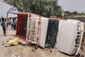 अयोध्या : यात्रियों से भरी पिकअप को ट्रक ने मारी टक्कर, दो की मौत - 13 घायल