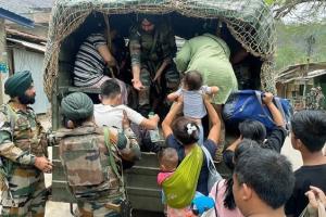 सेना ने भूस्खलन प्रभावित सिक्किम में फंसे 500 पर्यटकों को सुरक्षित निकाला 