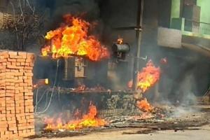 रुद्रपुर: ट्रांसफार्मर में लगी आग, दुकानों में मची भगदड़