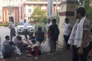 वाराणसी : परीक्षा तिथि में बदलाव की मांग को लेकर छात्रों ने किया धरना - प्रदर्शन 