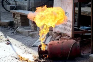गदरपुर: गैस सिलेंडर में लगी आग, तीन लोग झुलसे 