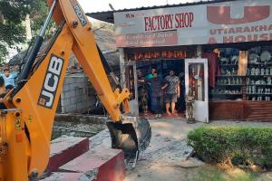 Ramnagar News : ढिकुली में सिचाई गूल के आसपास पांच रिसोर्ट पर अतिक्रमण की कार्रवाई, किया ध्वस्त