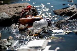 गरमपानी: कोसी नदी में धड़ल्ले से डाले जा रहे मुर्गियों के पंख, मीट मांस के लोथड़े