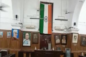 प्रयागराज नगर निगम में तिरंगे का अपमान, मीटिंग हॉल में खिड़की पर पर्दे की जगह लगा दिया राष्ट्रीय ध्वज  