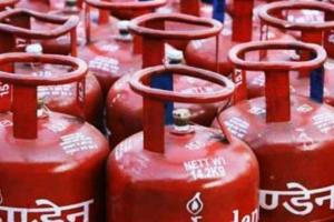 रुद्रपुर: 65 प्रतिष्ठानों में पूर्ति विभाग का छापा, 25 गैस सिलेंडर पकड़े
