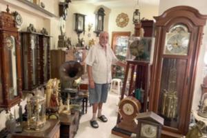 इंदौर: बुजुर्ग ने संजोए रखा है दुनियाभर की दुर्लभ घड़ियों का अनमोल खजाना 