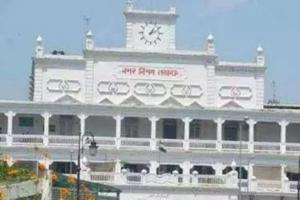 लखनऊ : महापौर सुषमा खरकवाल ने नगर निगम मुख्यालय पर स्थित कार्यालयों का निरीक्षण किया