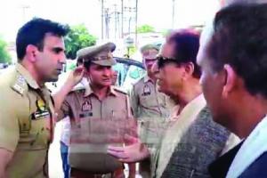 रामपुर :  पूर्व मंत्री आजम खां की पुलिस से नोकझोंक, बोले- आपके कारनामे तो मोबाइल में हैं कैद