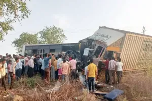 महाराष्ट्र : बुलढाणा में बस और ट्रक के बीच टक्कर में छह लोगों की मौत, 22 घायल 