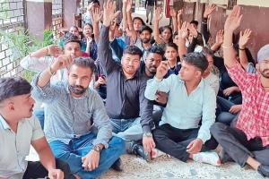 Kashipur News : प्राचार्य कार्यालय के बाहर छात्रों का प्रदर्शन, समस्याओं का निस्तारण न करने का लगाया आरोप